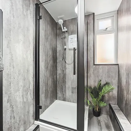 One Bedroom House By Brookland Serviced Short Lets Leedswith Free Wifi شقة