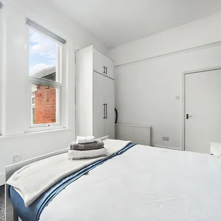 One Bedroom House By Brookland Serviced Short Lets Leedswith Free Wifi ليدز